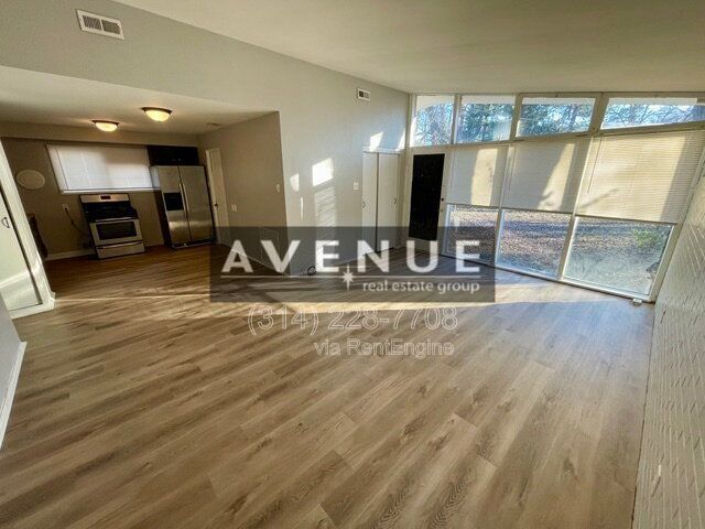 Foto del edificio - 8330 Woodhurst Dr