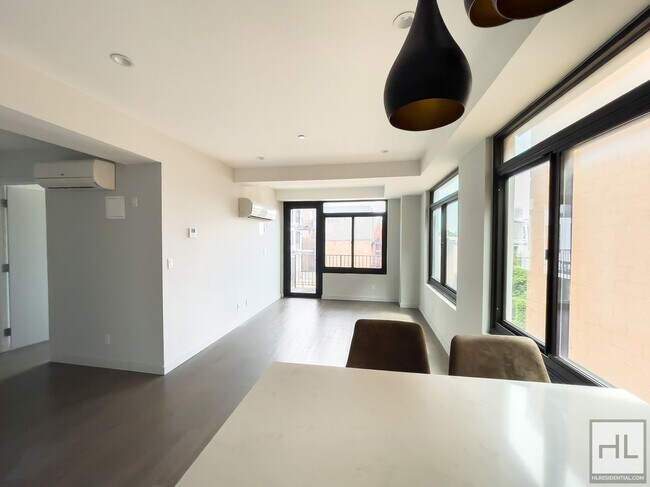 Foto del edificio - Bushwick Avenue / Spacious 2-Bed, 1-Bath /...