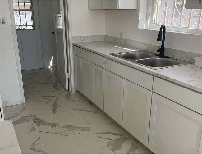 Foto del edificio - 8724 Ruthelen St