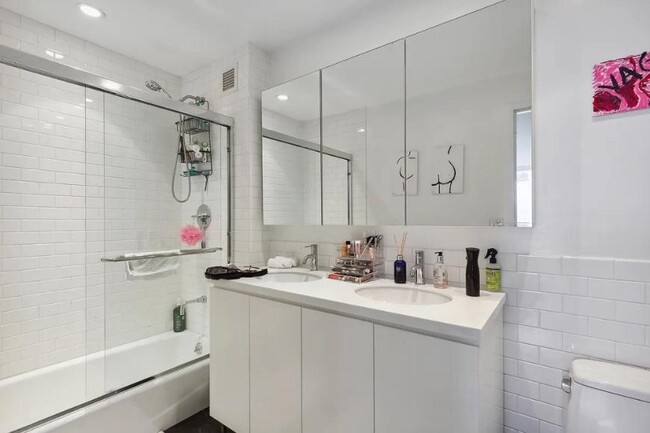 Building Photo - 3 bedroom in NEW YORK NY 10038