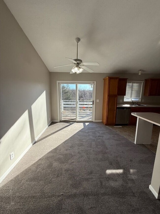 Building Photo - Comfortable & Convenient 3 Bedroom Near Recreation & Trails!!