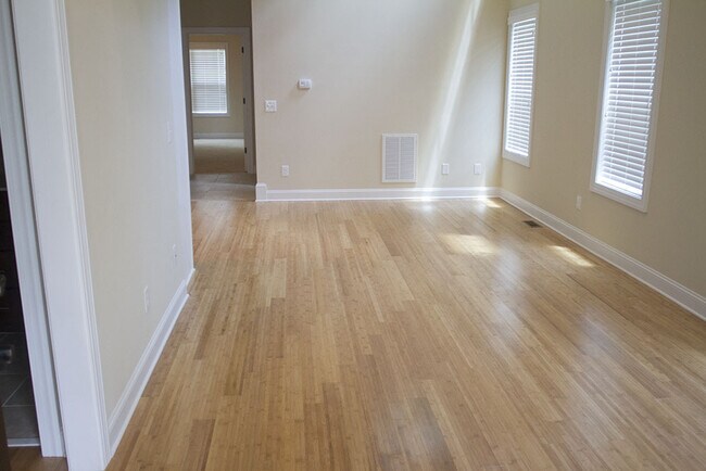 Building Photo - Spacious duplex on 9th Street