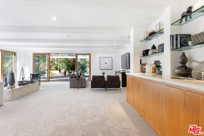 Building Photo - 702 N Rodeo Dr