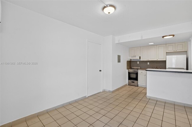 Building Photo - 1600 S Le Jeune Rd