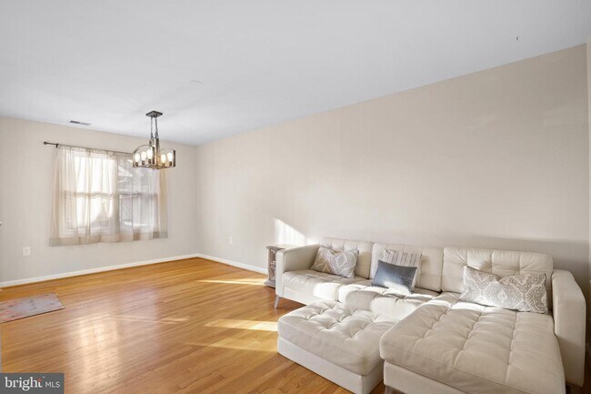 Building Photo - 4202 Roland Ave