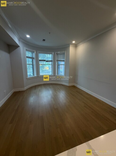 Building Photo - 535 Newbury St