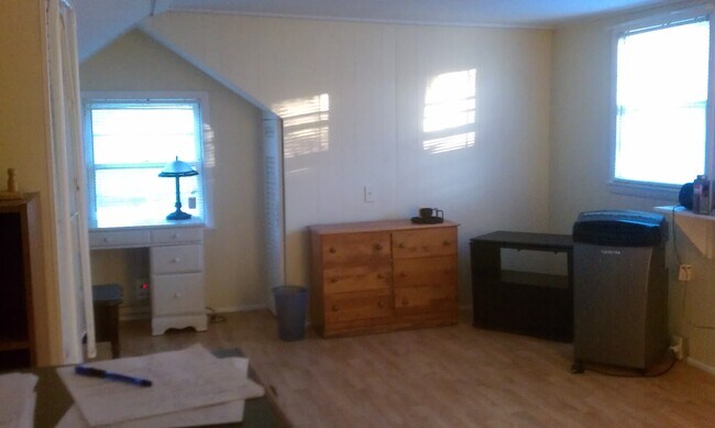 living area - 1000c Grandview Dr