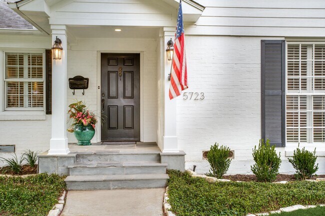 Foto del edificio - 5723 Southwestern Blvd