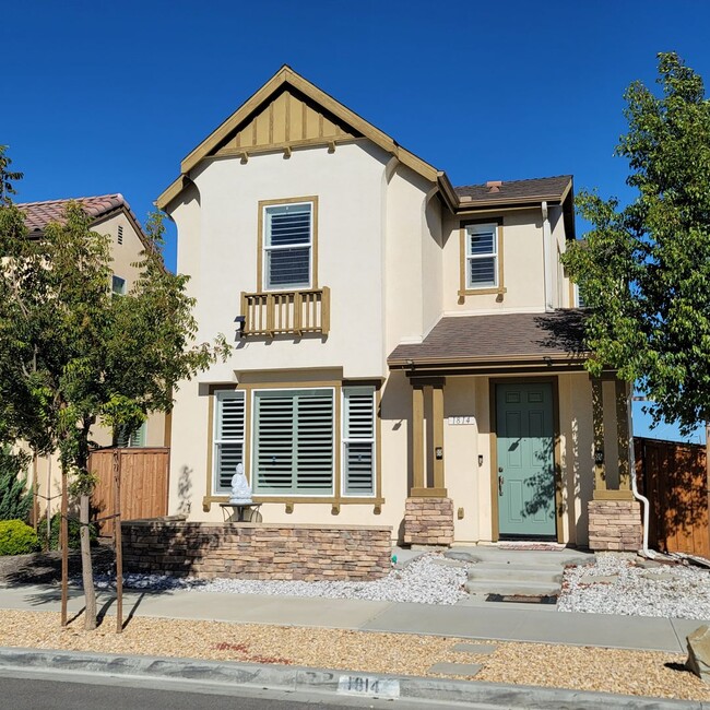 Building Photo - E. Ventura Newer Construction 3+2.5 bath H...