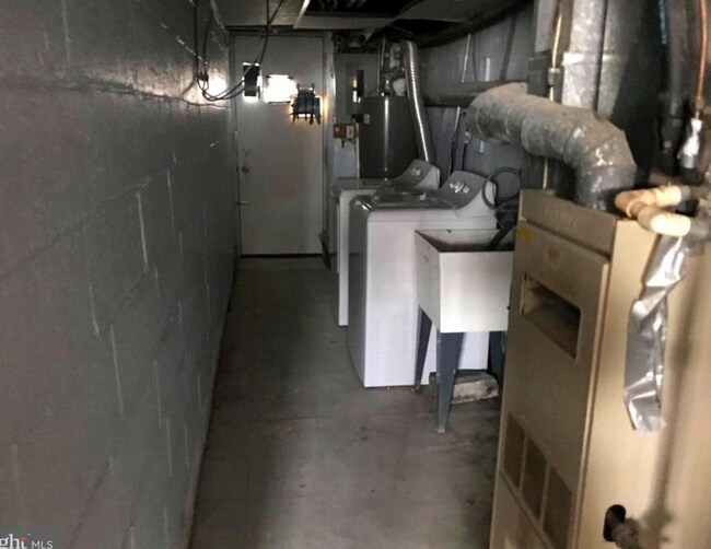 Foto del edificio - 3B1B Row House Northeast Philly available July 1st