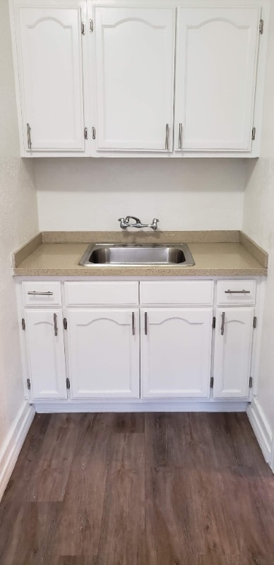 Building Photo - 1185 E Vernon Ave