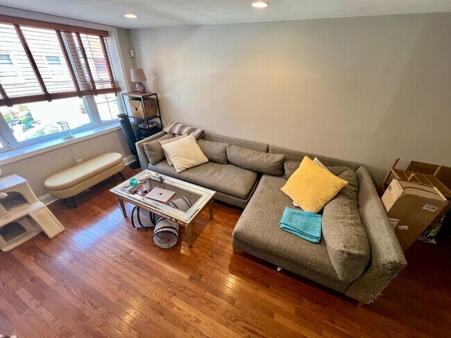 Foto del edificio - Stunning 2-Bedroom Townhome with Finished ...