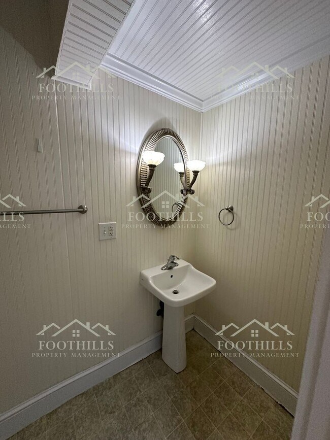 Building Photo - Beautifully updated cottage! 3-Bedroom/2-B...