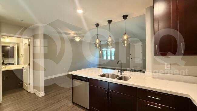 Building Photo - 2821 S Skyline Dr