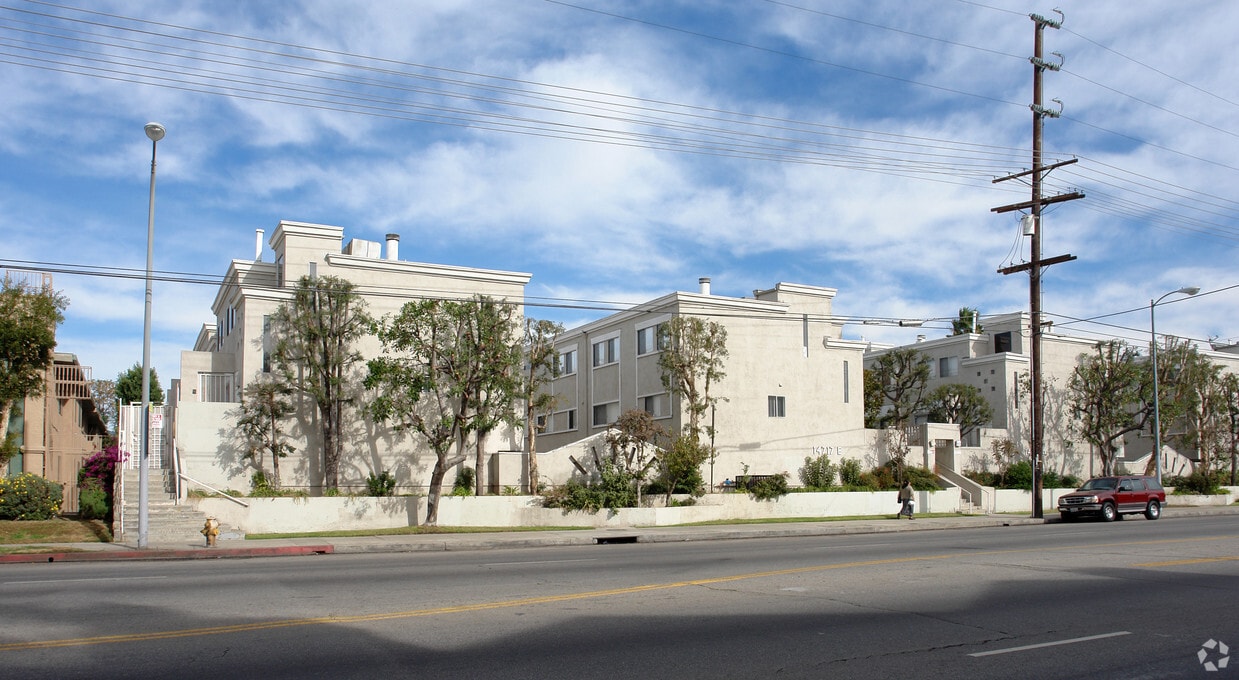 Building Photo - Nordhoff Townhomes