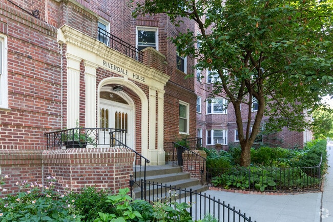 Building Photo - 474 W 238th St