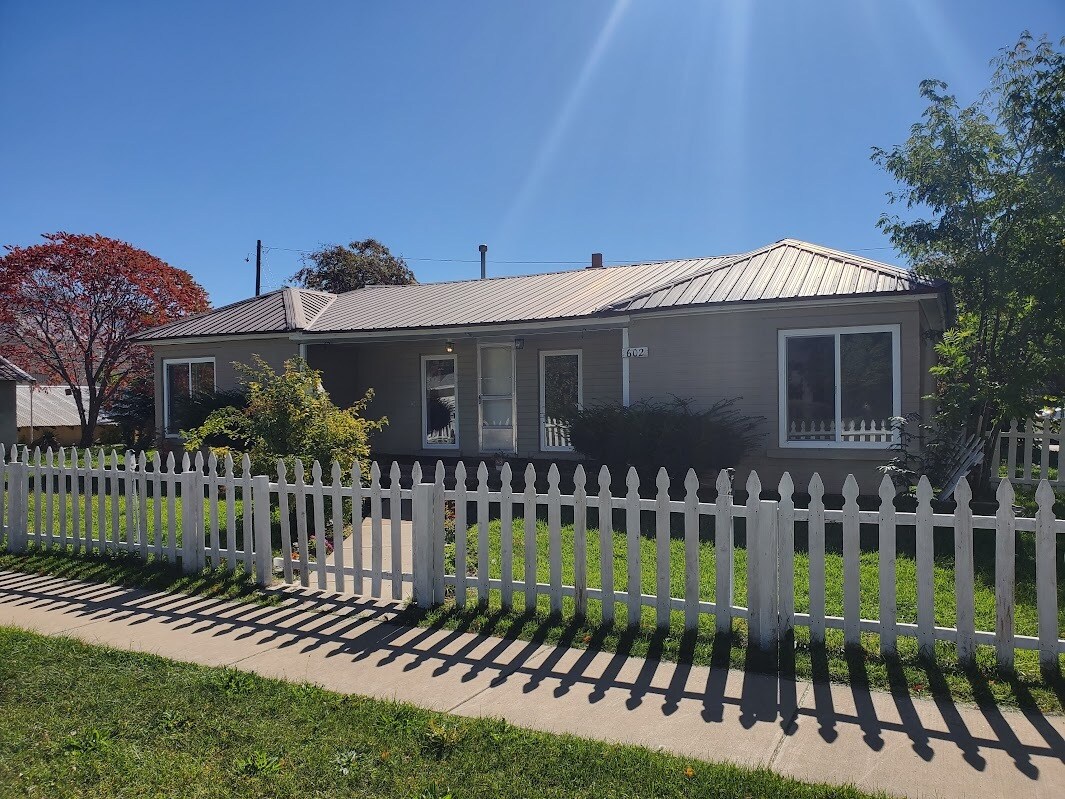 Foto principal - 602 E Main St