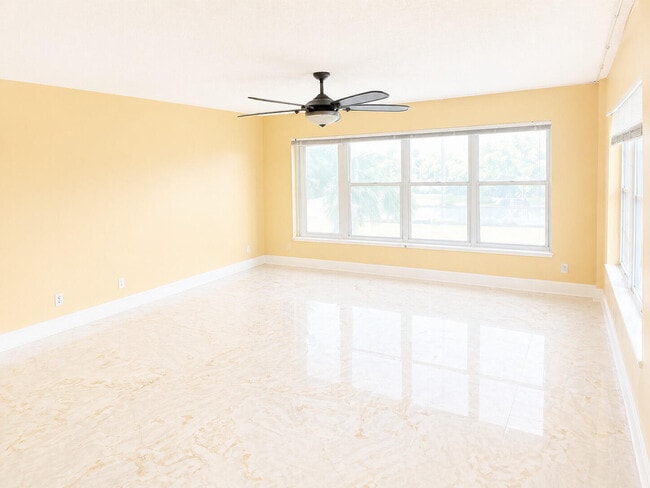 Foto del edificio - 10777 W Sample Rd