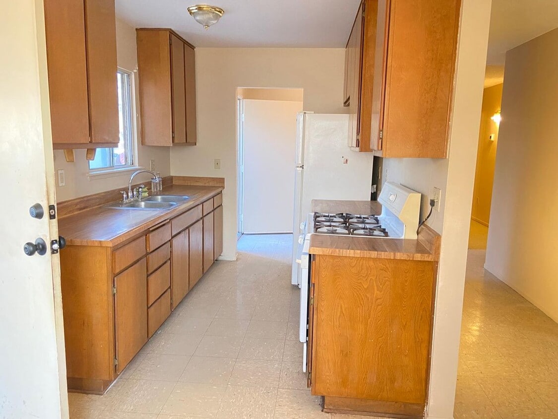 Building Photo - 4 BEDROOM HOME ON LARGE LOT