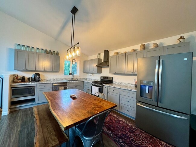 Building Photo - SEASONAL STERLING HOME!