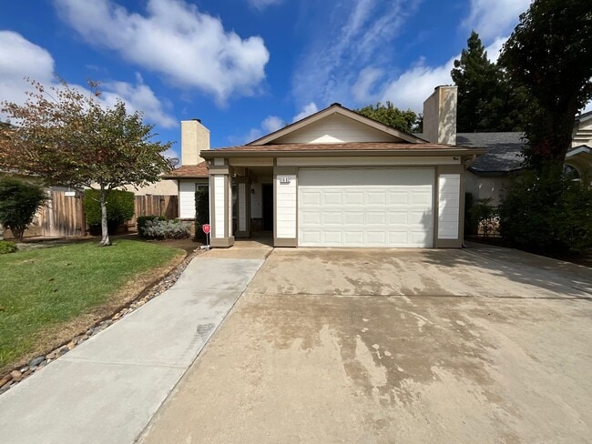 Building Photo - Charming home nestled in desirable Northea...