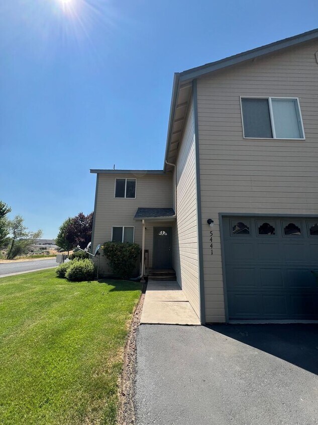 Foto principal - 3 BR 2 1/2 BA Townhouse Unit in North Hills