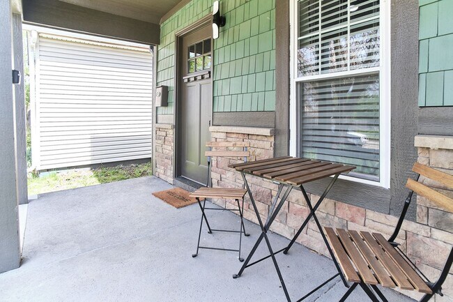 Foto del edificio - Fully Furnished 2BD Duplex in the Heart of...