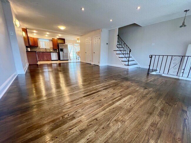Building Photo - 3-Bedroom Townhome in Parkwood with Finished Basement! Available NOW!
