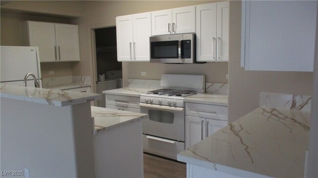 Foto del edificio - 8250 N Grand Canyon Dr