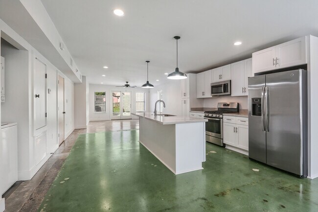 Building Photo - 7423 Prytania St