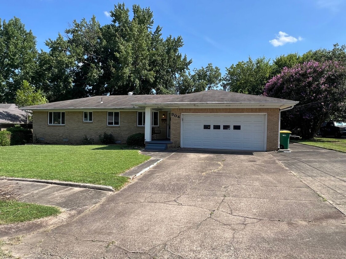 Primary Photo - 304 W M Ave