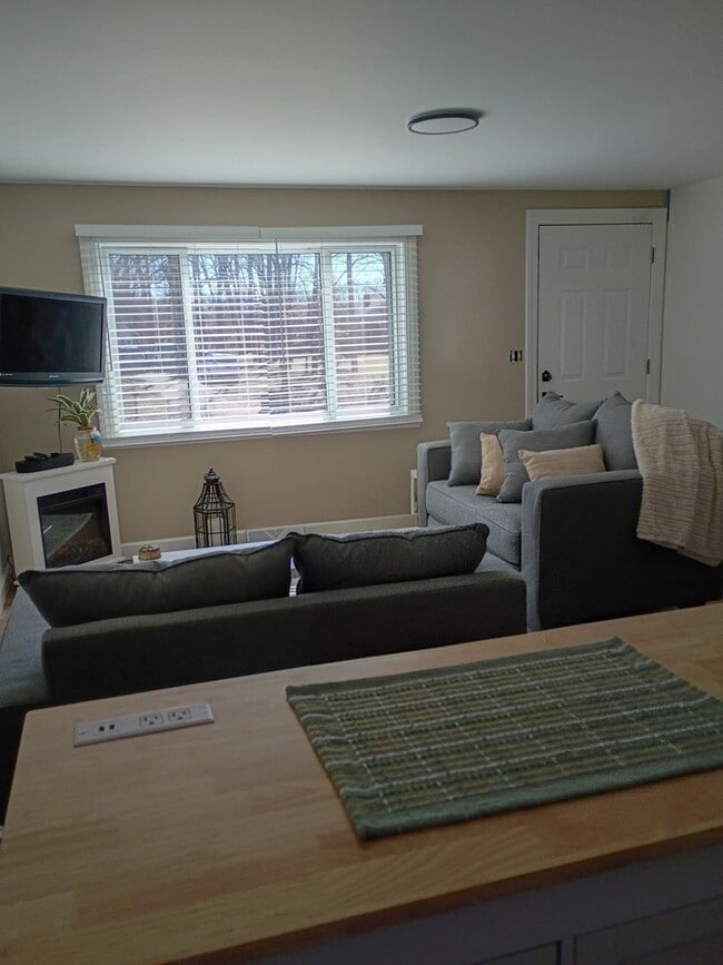 Building Photo - AVAILABLE NOW! Charming 3-Bed Home in Desirable White Lake Community