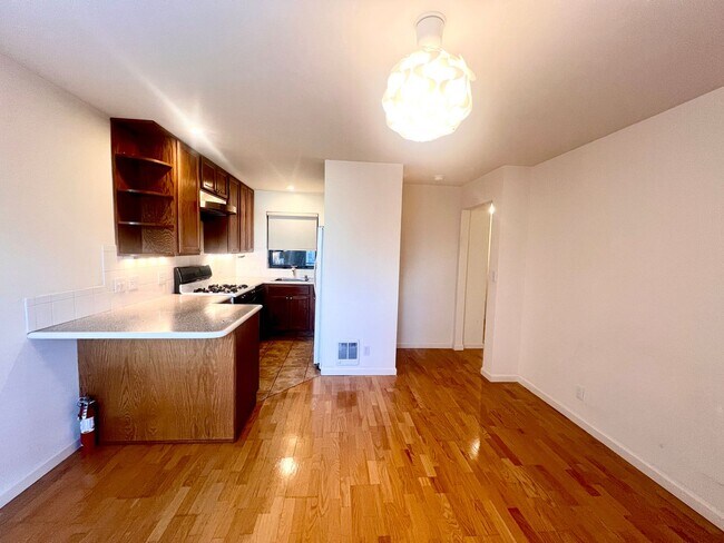 Building Photo - Great Mission Location!! Fresh 1 bedroom/1...