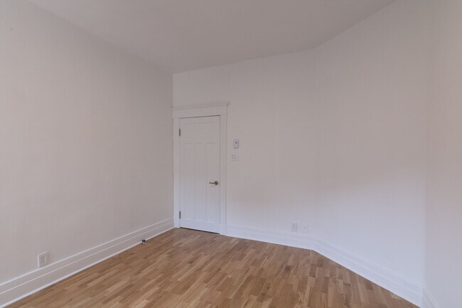Building Photo - 2068 Rue Sherbrooke O
