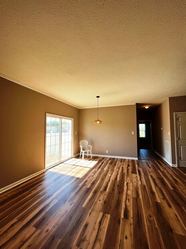 Building Photo - Cute as a Button Condo in a Great Location!