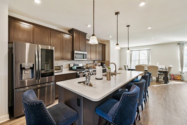 Foto del edificio - Gorgeous 4 Bedroom Townhome In Desirable W...