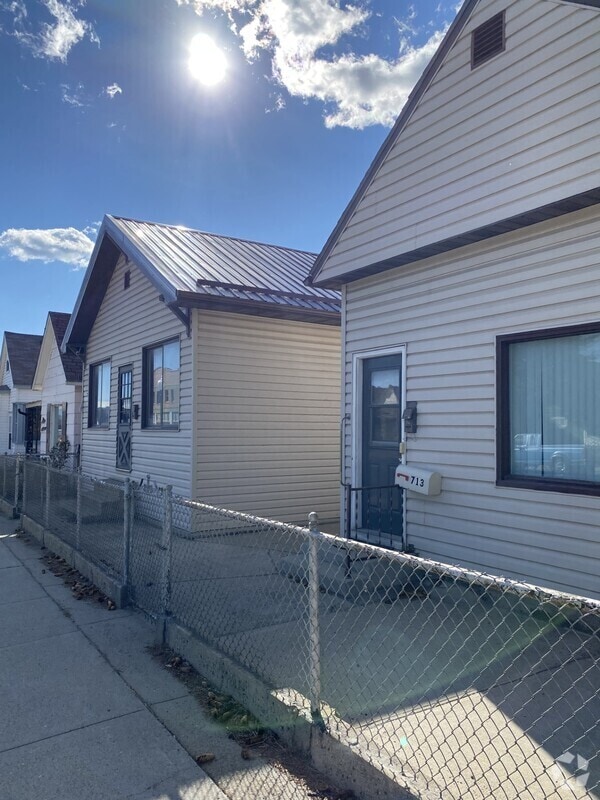 Building Photo - 715 E Park Ave