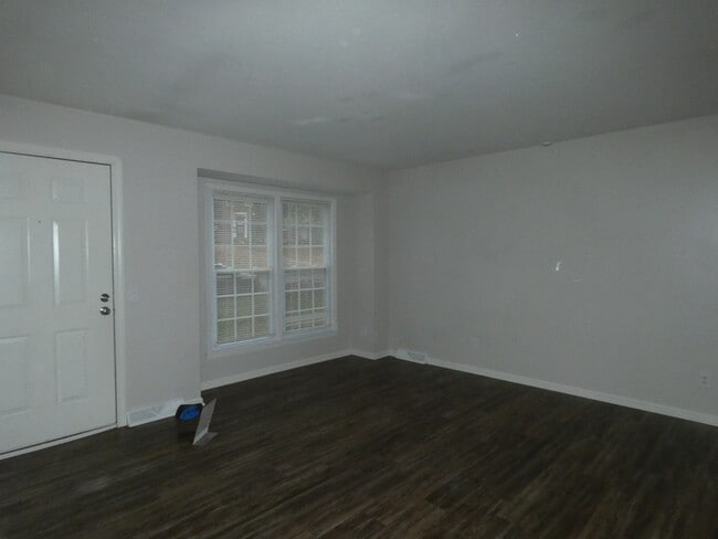 Building Photo - Updated Duplex in Pleasant Valley!