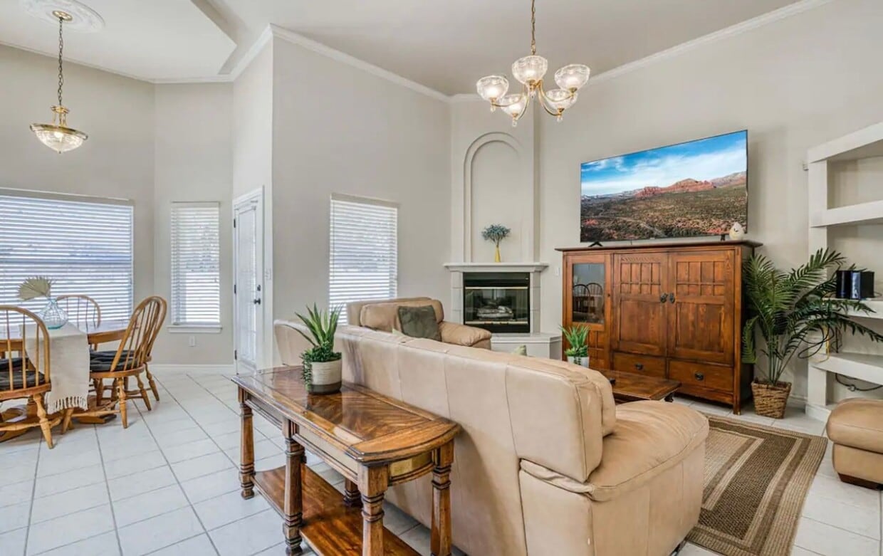 Primary Photo - Short Term leases optionn4 Bedrooms 3 baths( near by Sunland Park Dr & Mesa St)