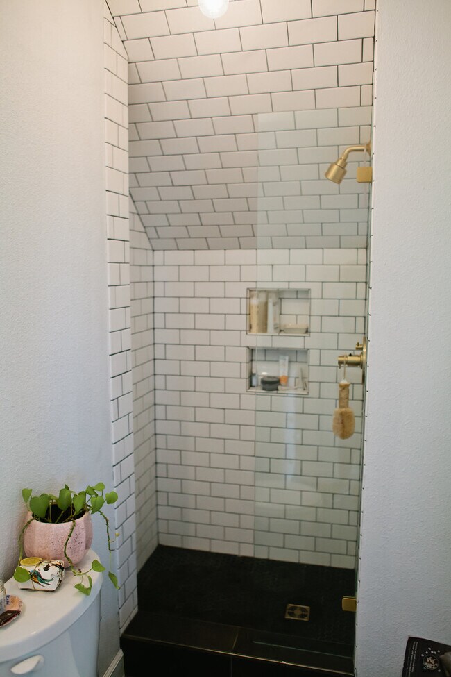 Baño recién reformado con suelo radiante. - 2432 W 37th Avenue