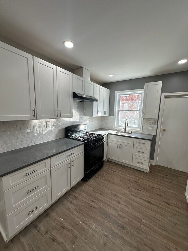 Building Photo - Newly Renovated 3 Bed/1 Bath Row Home