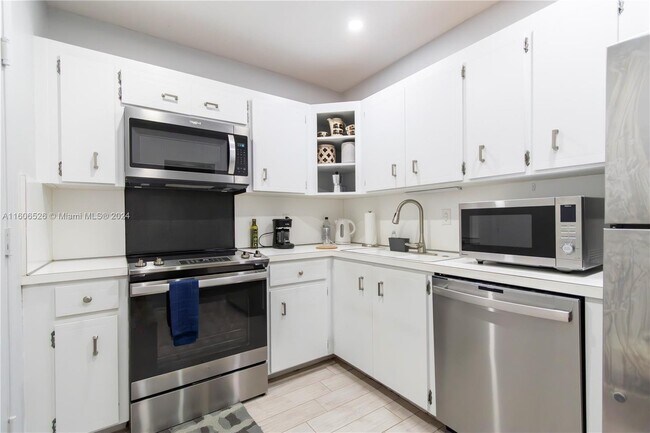 Foto del edificio - 5840 Northeast 22nd Way Apt #728, Fort Lau...