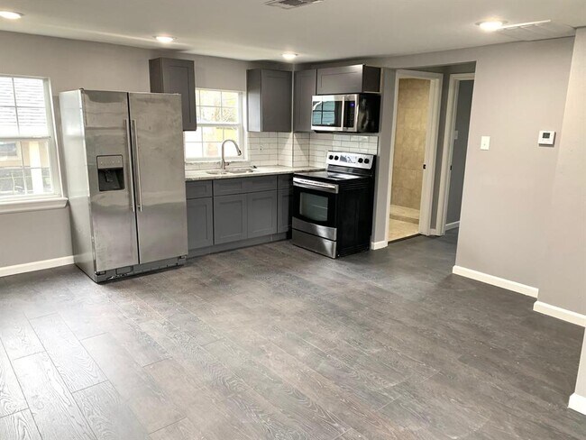 Foto del edificio - 223 N Adams St