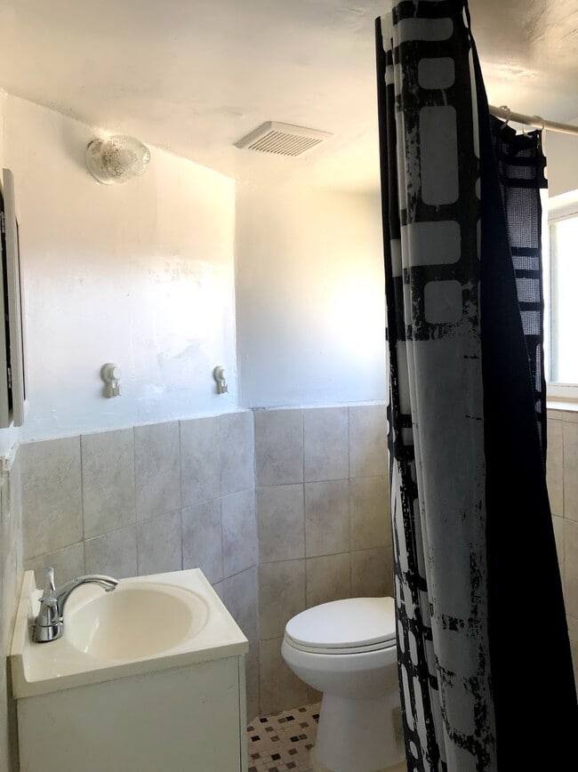 Building Photo - 2144 SW 17th St