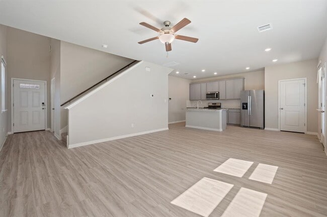 Building Photo - 529 View Dr