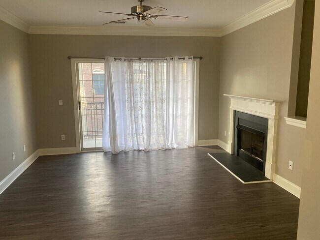 Den/Living Area - 1749 Heatherhill Rd