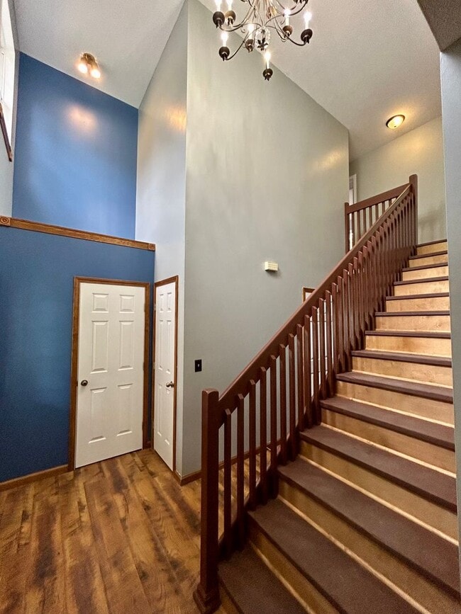 Building Photo - Beautiful 3 level home on a quiet cul-de-sac in Greenbrier Knolls--AVAILABLE NOW!!!!