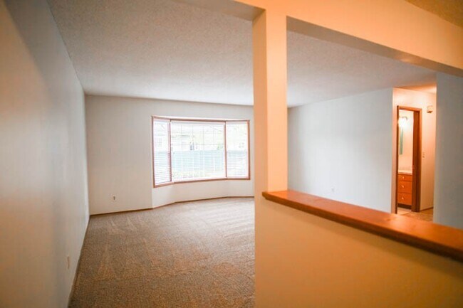 Foto del edificio - Close in NE-2 Bedroom with Parking Ready Now!