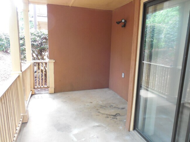 Foto del edificio - End Unit Condo Available now