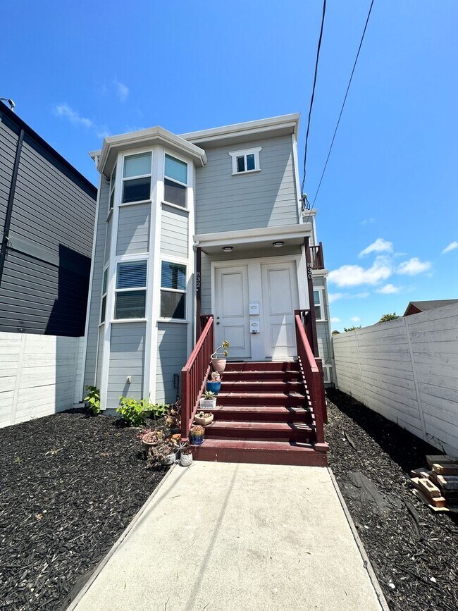 Building Photo - Remodeled 2bed/1 bath! Pets Ok! In-unit la...